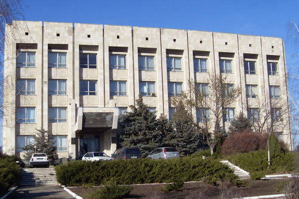 Университет подал в суд на Moldtelecom за то, что компания установила кабели на здании общежития учебного заведения. Фото: gagauzinfo.md.