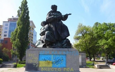 Памятник довольно быстро очистили добровольцы.