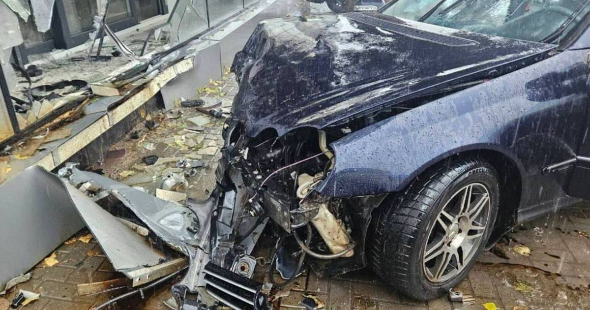 В Бельцах пьяный водитель врезался в витрину магазина. 