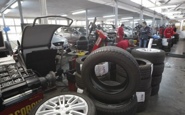 Legea nu prevede nimic în ceea ce priveşte schimbarea şi utilizarea cauciucurilor adecvate vara. Foto: adevarul.ro