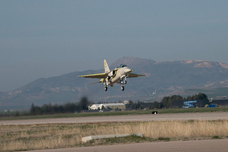 Турецкий самолет Hurjet совершил первый успешный полет.