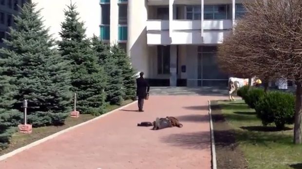 Bătrânul nu s-a mai ridicat şi a rămas culcat la pământ pentru a protesta în continuare. Foto: curaj.tv
