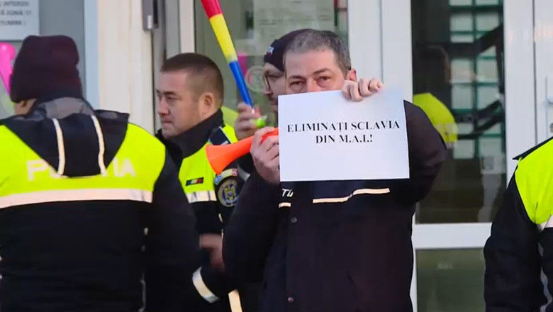 Sute de polițiști din România au ieșit la proteste: Sunt revoltați de măsurile de reducere a salariilor.