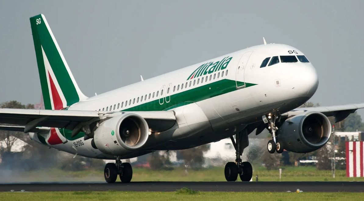 Крупнейшая авиакомпания Италии Alitalia закроется из-за банкротства.