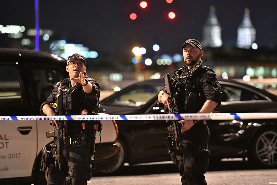 Poliţia britanică a făcut percheziţii într-un bloc din estul Londrei, acolo unde locuia unul dintre terorişti. Vecinii au declarat că bărbatul nu le-a dat nimic de bănuit.