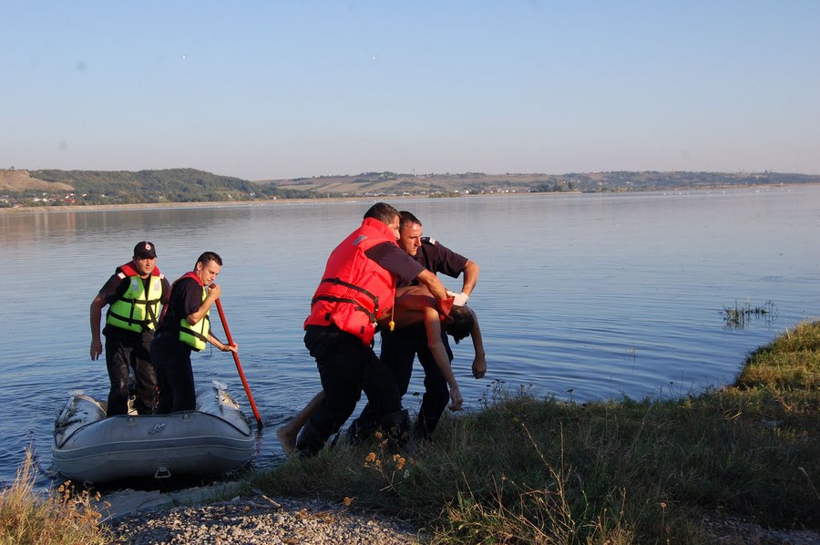 Pe malul românesc al râului, polițiștii de frontieră au depistat bărbatul care a declarat că este ceăţean moldovean.