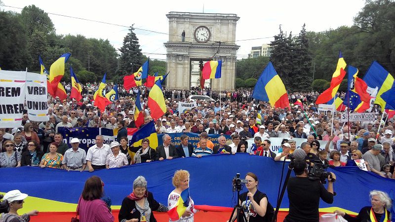 Среди тысяч людей, принявших участие в протесте, был и кандидат от Либеральной партии на пост генпримара Кишинева, Дорин Киртоакэ.