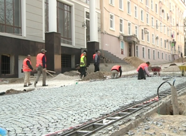Investitia costa peste 300 de mii de euro. Strada pietonala urma sa fie gata inca toaman trecut iar ulterior, primarul a anulat orice data limita.