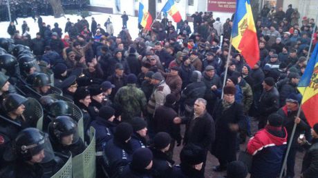 Protestele au paralizat circulaţia rutieră din centrul Chişinăului. Foto: publika.md