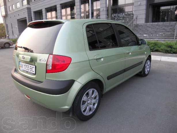 Hyundai Getz, выехавший на тротуар, сбил семью из четырех человек, в том числе двоих детей.