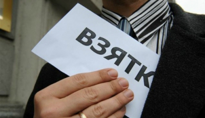 По данным НЦБК, столичный адвокат получил 16 тыс. леев от мужчины, которому обещал «уговорить» прокуроров принять решение в пользу своего клиента. Фото: almetrt.ru