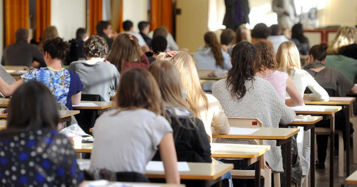 Testare în premieră în gimnazii și licee: Circa 3.200 de elevi își vor evalua competențele digitale.