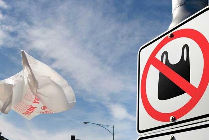 С 2019 года в стране планируют запретить пластиковые пакеты любой толщины.