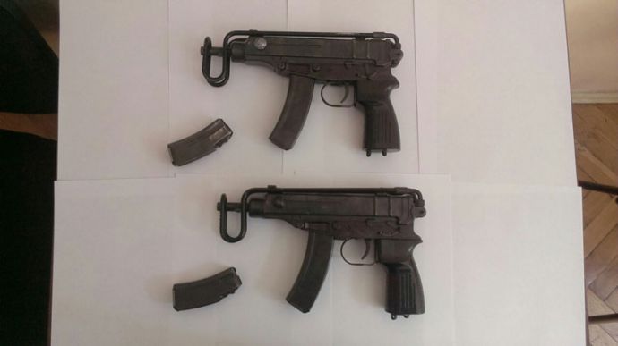 Deocamdată, nu a fost stabilită identitatea persoanelor cărora aparţin armele.