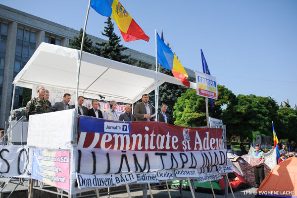 Liderii Platformei DA îndeamnă protestatarii din Piaţa Marii Adunări Naţionale să nu se lase manipulaţi de acţiunile de protest, organizate de partidele conduse de Igor Dodon şi Renato Usatîi.