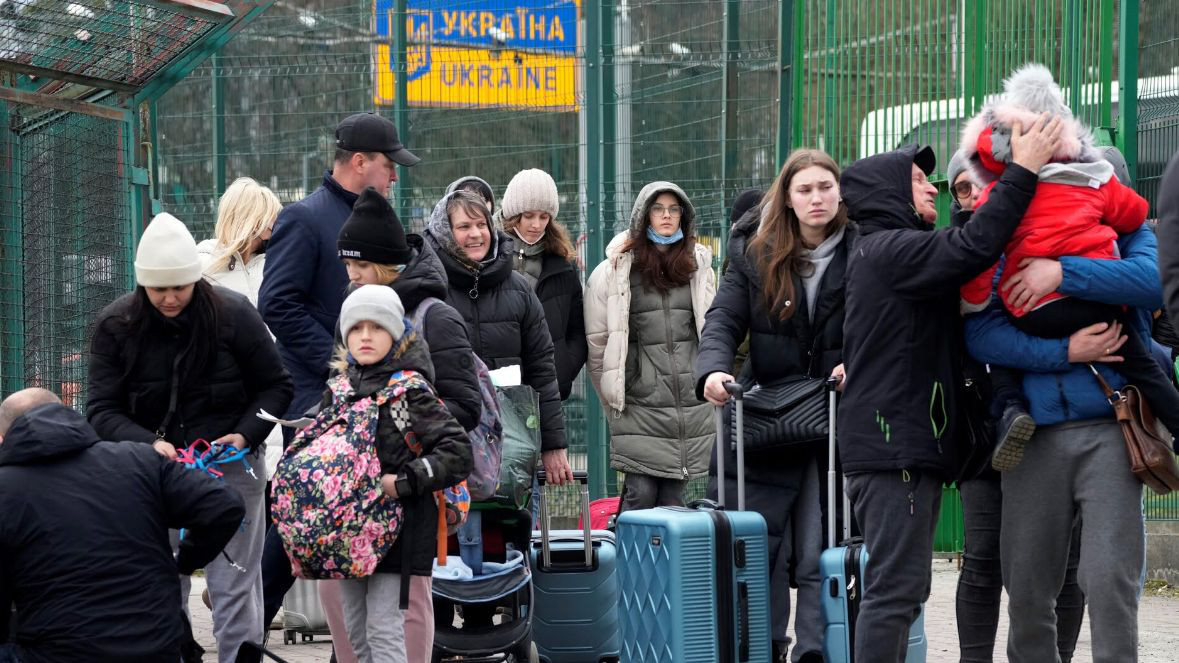 Тысячи украинцев день и ночь ждут возможности пересечь границу с Польшей.