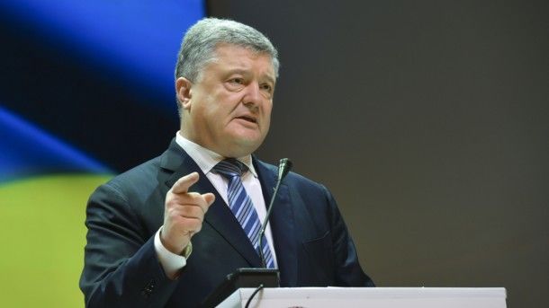 Заработная плата президента Украины составляет 28 тысяч гривен в месяц.