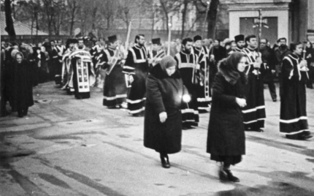 În timpul drumului crucii, anii 70. Foto: pravoslavie.ru