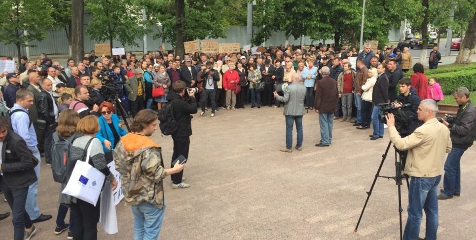 Представителям четырёх партий и непарламентских организаций удалось вывести к парламенту всего несколько десятков людей. Фото: newsmakar.md