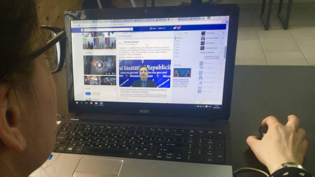 Odată cu dezvoltarea social-media, tot mai multe persoane și instituții oficiale își creează cont de Facebook. Foto: Agora.md