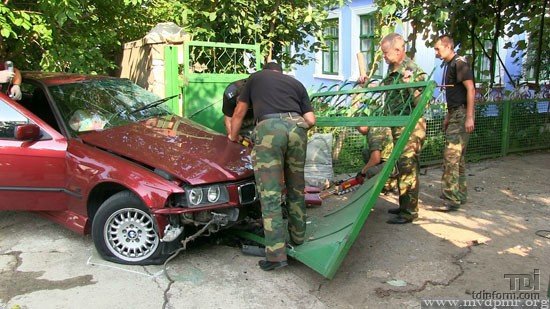 Медики оказывали пострадавшему неотложную помощь прямо во время работы спасателей.
