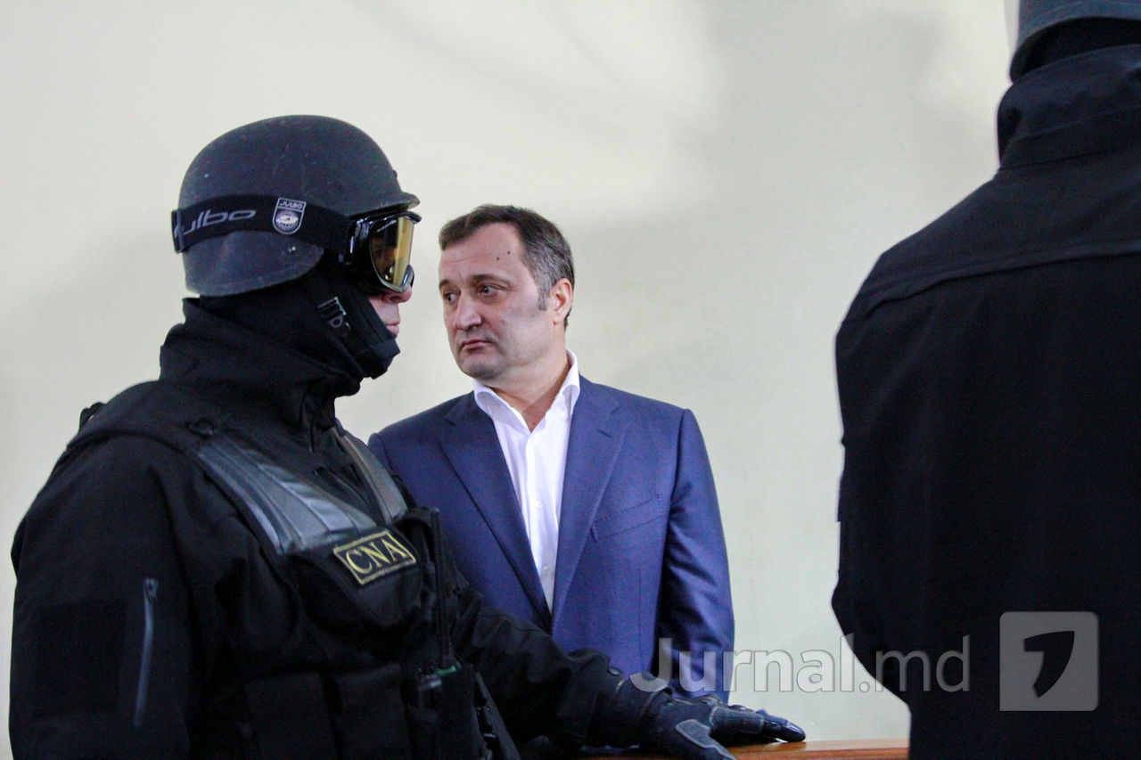 По словам Филата, сейчас предпринимается попытка возложить на него всю  ответственность.
