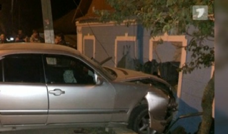 Un individ din Cahul a intrat cu maşina într-o casă. 