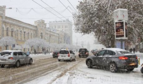 Mai multe străzi din Capitală, deszăpezite ca urmare a condiţiilor meteo