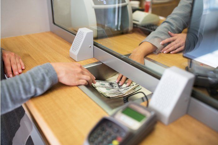 В конце недели лей уступает позиции евро и доллару.
