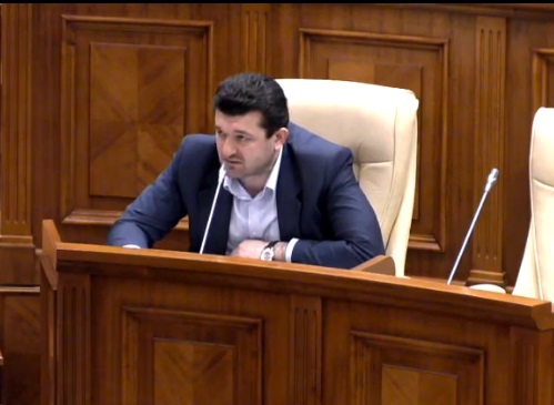Opoziția a acuzat guvernarea de faptul că încearcă să-i scoată în afara legii pe deținătorii pașapoartelor de tip sovietic și să-i priveze de dreptul de a participa la alegeri.