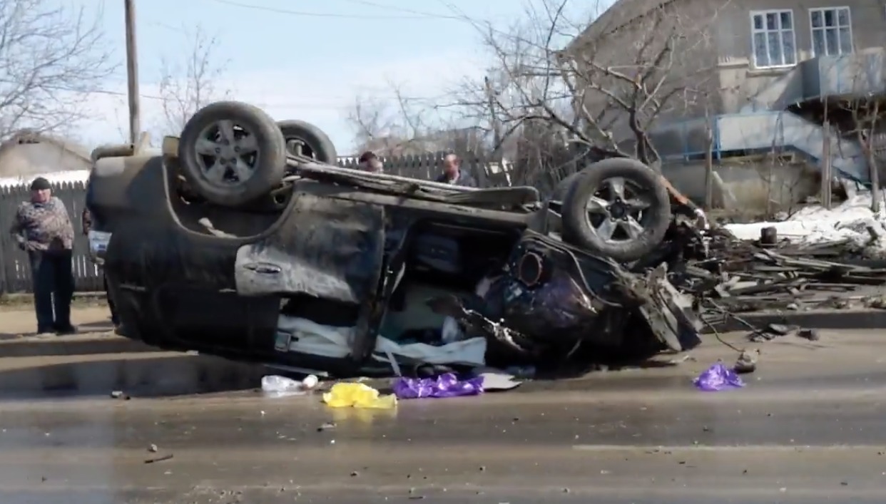 В Пересечино водитель Toyota снес столб и перевернулся.