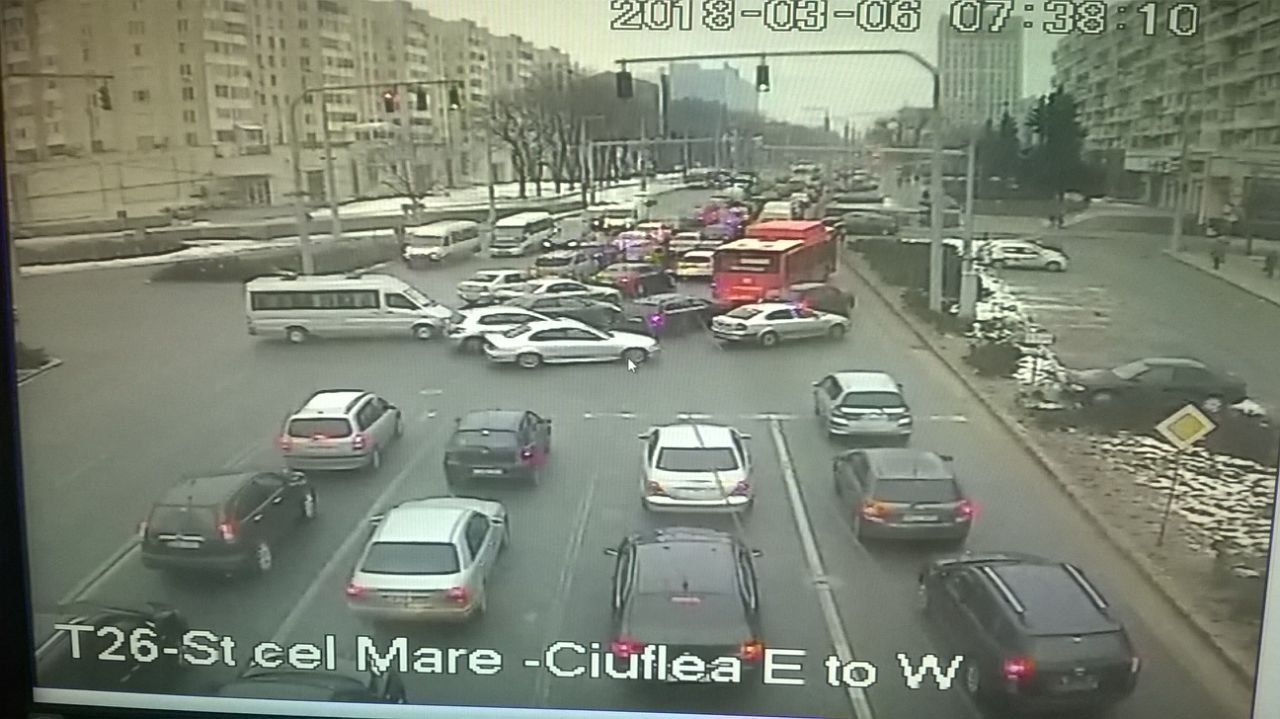 НИП призывает водителей избегать движения по улицам с пробками.