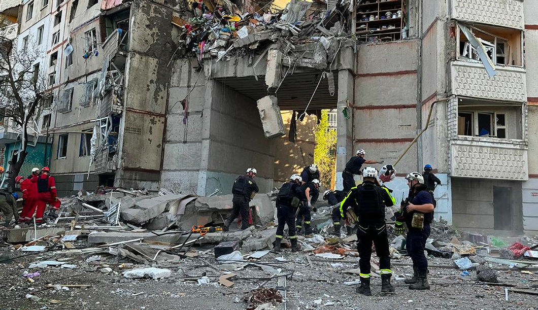 O bombă aeriană a lovit un bloc de apartamente din Harkov: Sunt morți și răniți. Foto: Harkiv.