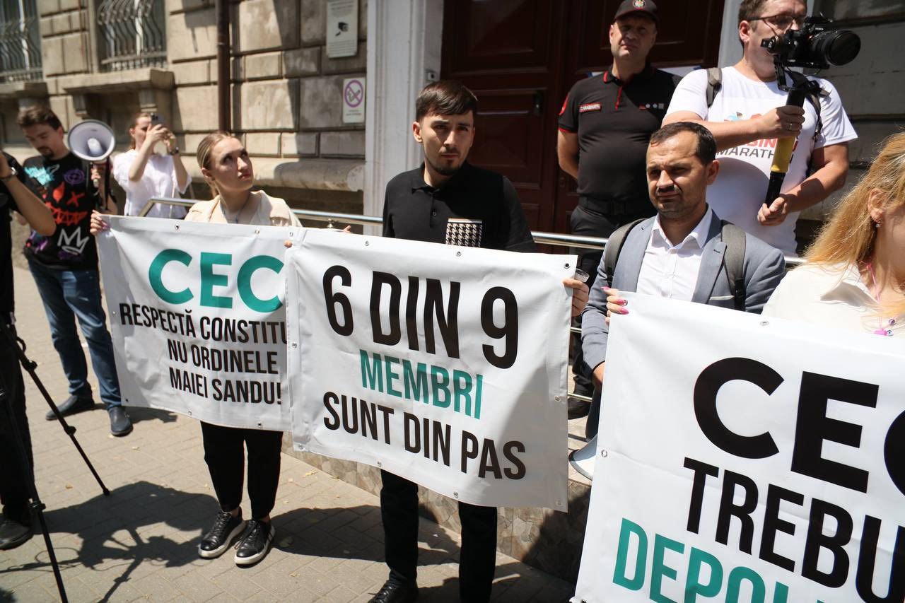 Сторонники блока «Альтернатива» провели акцию протеста, требуя деполитизации ЦИК.