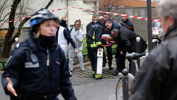 Жертвами нападения стали 12 человек, двое из которых являлись сотрудниками полиции, еще четверо были художниками журнала.