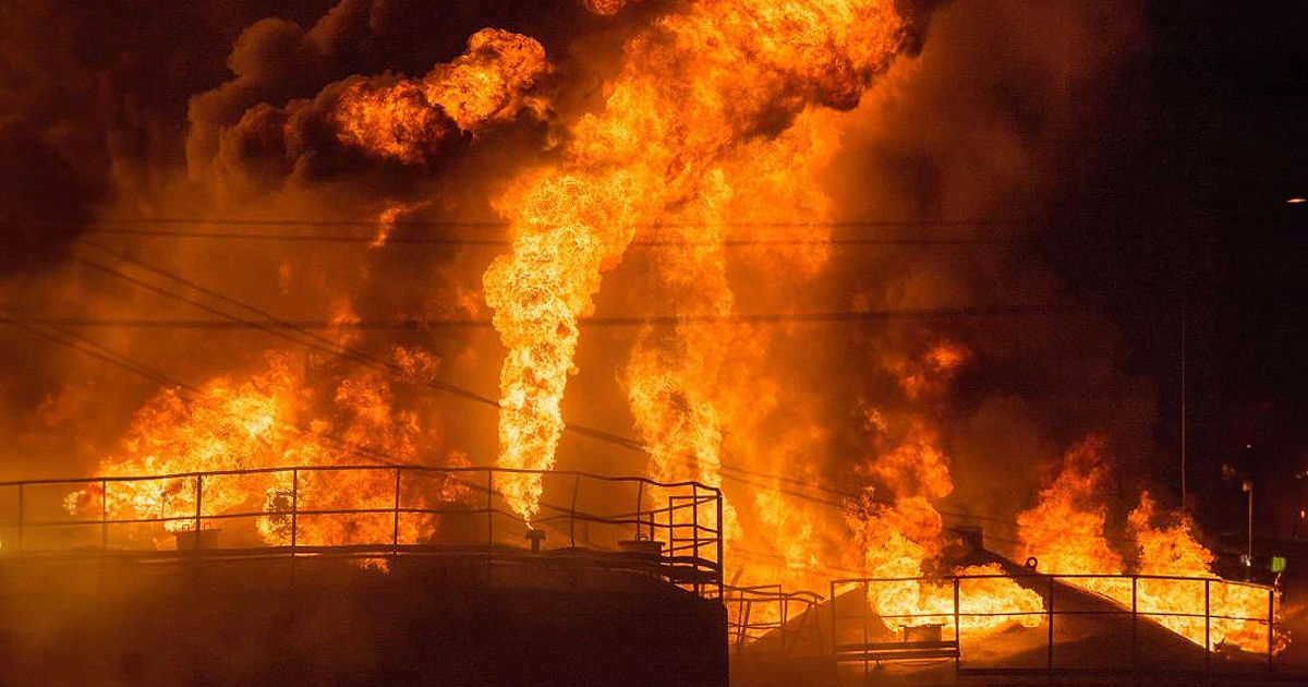 В Орловской области РФ возник пожар на нефтебазе после атаки дронов.