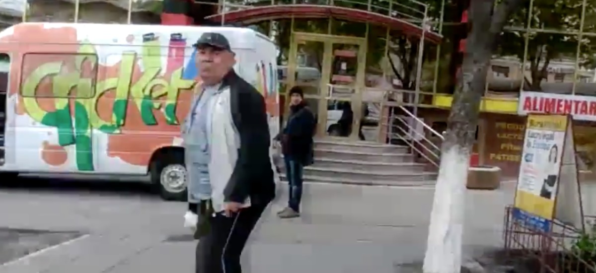 Алексей Димитров, известный закаленный борец с водителями, ездящими по пешеходной части и паркующимися на тротуарах, вновь подвергся нападениям. 