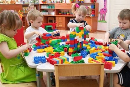 До Пасхи посещаемость детских садов была ниже, составив около 75%.
