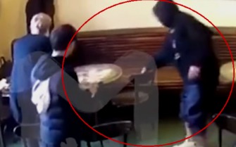 Футболисты Кокорин и Мамаев избили московского чиновника в кафе.