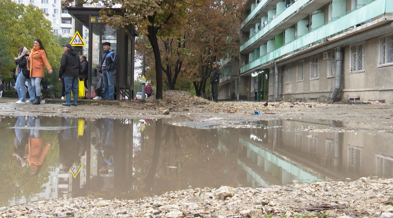 Trotuarele din Capitală, deteriorate în urma ploilor: Primăria promite să intervină.
