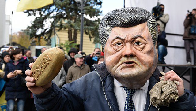 Активисты привезли к дому Порошенко под Киевом "столб позора". Фото: ria.ru