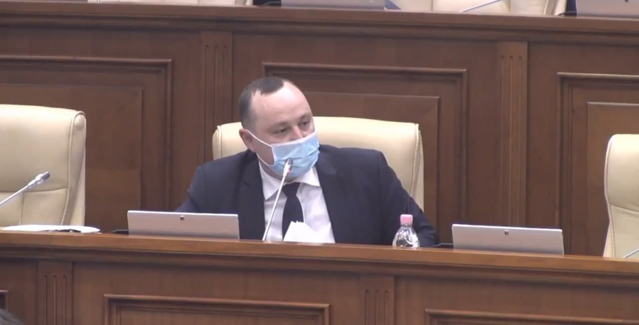 Вице-спикер Влад Батрынча поставил на голосование ряд законов.