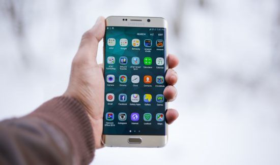 Un bărbat din Capitală obligat să plătească 300 de euro pentru reparaţia unui smartphone
