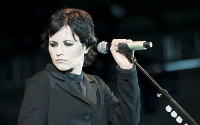 Sute de fani s-au aşezat la coadă, în ciuda ploii, pentru a îşi lua rămas bun de la Dolores O'Riordan. Foto: Getty Images