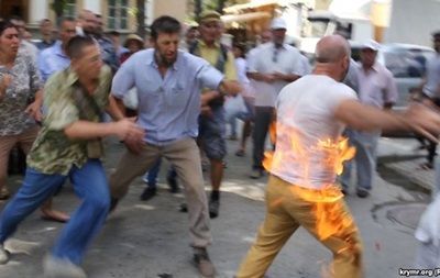 Перед поджогом мужчина заявил, что совершает акт самосожжения в знак протеста против произвола властей.