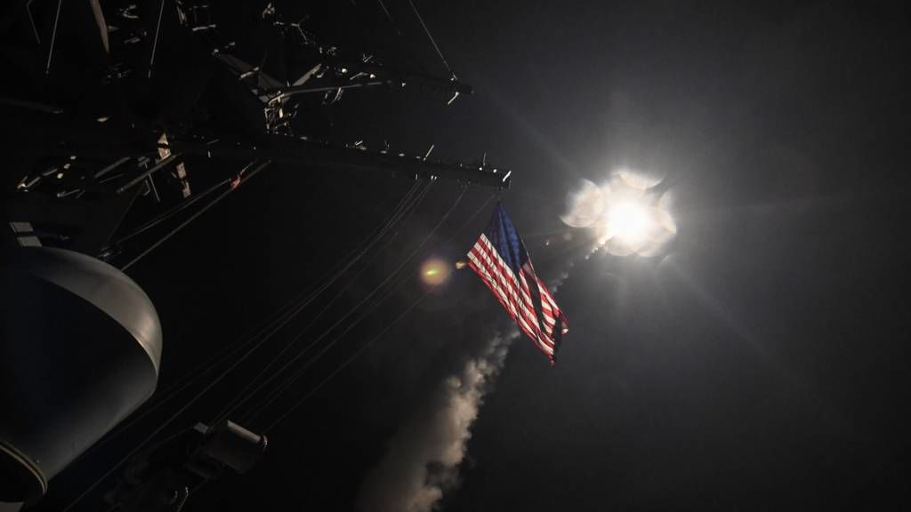 США нанесли удар по сирийскому аэродрому, выпустив 59 крылатых ракет.