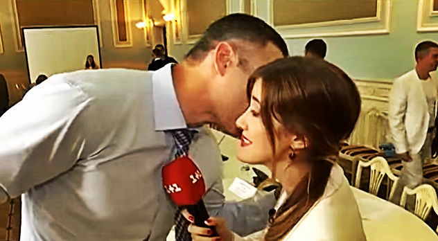 Мэр Киева Виталий Кличко ушел от ответа на вопрос о его супруге Наталье, поцеловав журналистку.