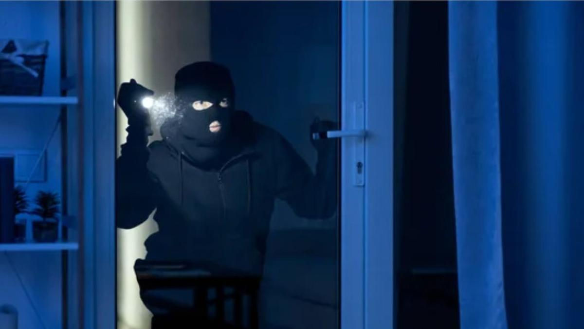 Un hoț mascat a intrat în casa unei femei din Grătiești: A furat bani și aur.