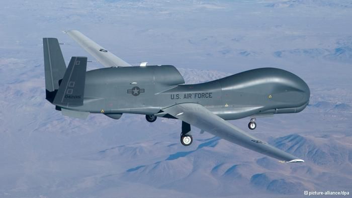 Un videoclip incredibil care a devenit viral pe internet arată cum o dronă militară americană urmărește un OZN în Afganistan. 