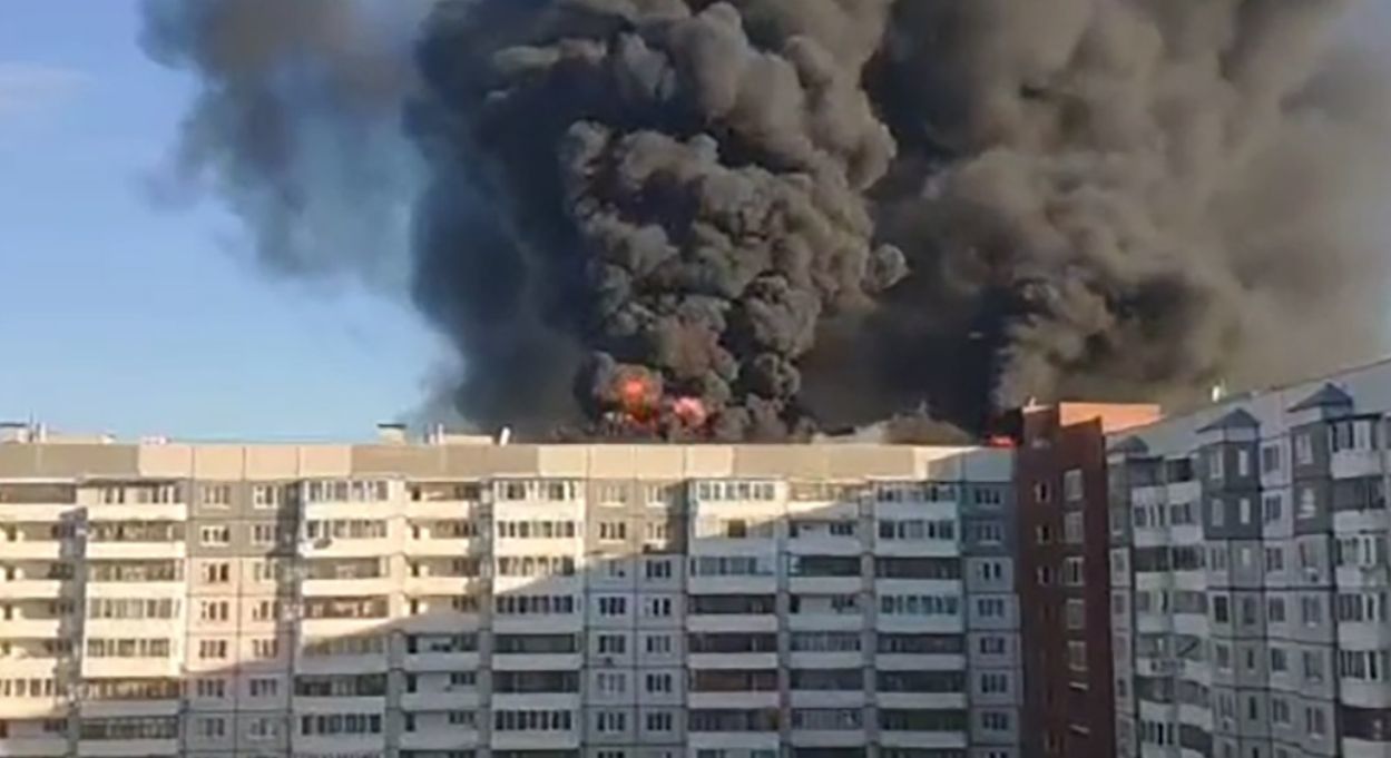 В российском городе полыхает крыша жилой многоэтажки.